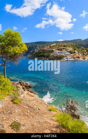 Voir l'Assos de village et une vue magnifique sur la mer, l'île de Céphalonie, Grèce Banque D'Images