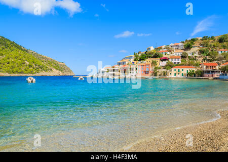 Belle plage à Assos village sur l'île de Céphalonie, Grèce Banque D'Images
