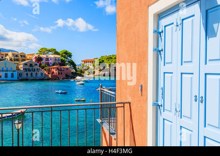 Porte bleue d'une maison grecque à Assos bay, l'île de Céphalonie, Grèce Banque D'Images