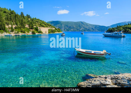 Bateau de pêche et de yacht sur la mer turquoise dans la baie près de Fiskardo village, l'île de Céphalonie, Grèce Banque D'Images