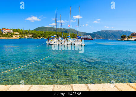 PORT DE FISKARDO, l'île de Céphalonie, Grèce - Sep 16, 2014 : location de bateaux dans le port de Fiskardo. Fiskardo est le plus visité de destination touristique sur l'île et le port principal pour les voiliers. Banque D'Images