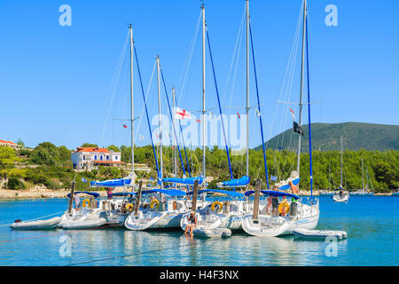 PORT DE FISKARDO, l'île de Céphalonie, Grèce - Sep 16, 2014 : location de bateaux dans le port de Fiskardo. Fiskardo est le plus visité de destination touristique sur l'île et le port principal pour les voiliers. Banque D'Images