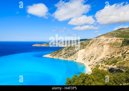 L'eau de mer d'azur belle baie et la Plage de Myrtos sur l'île de Céphalonie, Grèce Banque D'Images