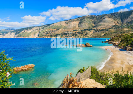 Belle vue sur la baie et plage Vouti avec montagnes près de Zola village, l'île de Céphalonie, Grèce Banque D'Images