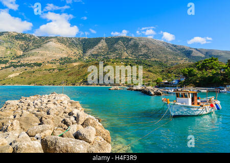 Bateaux de pêche typiquement grec dans la baie de la mer contre montagne à Zola port, l'île de Céphalonie, Grèce Banque D'Images