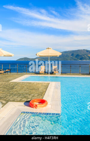 La vie rouge ling et piscine sur la côte de l'île de Céphalonie, Grèce Banque D'Images