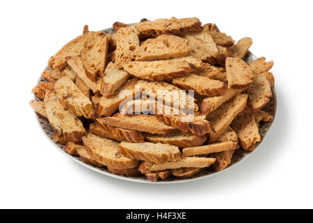 Avec le plat de fête traditionnelle marocaine fekkas cookies sur fond blanc Banque D'Images