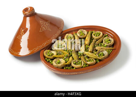 Tajine marocain de viande ovale avec, le gombo, les pois verts et les coeurs d'artichauts sur fond blanc Banque D'Images