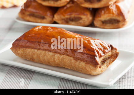 Boulangerie pâtisserie rouleau de saucisse, saucijzenbroodje, Close up Banque D'Images