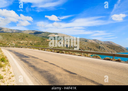 Route côtière panoramique dans paysage de montagnes de l'île de Céphalonie, Grèce Banque D'Images