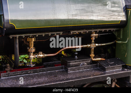 Close up de tuyaux en laiton sur l'extérieur de la locomotive à vapeur. Banque D'Images