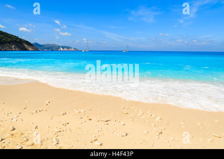 Pierres de sable sur la plage de Myrtos paradis, l'île de Céphalonie, Grèce Banque D'Images