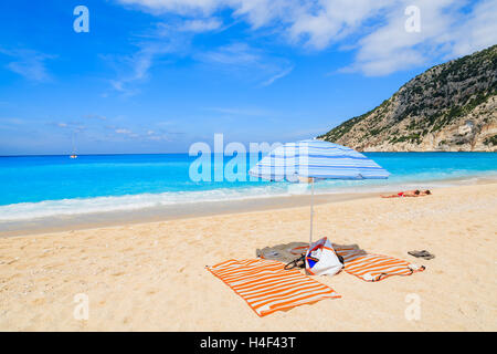 Deux serviettes avec parapluie sur la célèbre Plage de Myrtos, l'île de Céphalonie, Grèce Banque D'Images