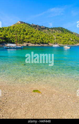 Bateaux sur mer et belle plage à Assos village sur l'île de Céphalonie, Grèce Banque D'Images
