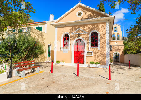 Carré avec bâtiment de l'église dans la ville d'Assos, l'île de Céphalonie, Grèce Banque D'Images