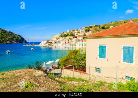 Maisons colorées d'Assos village sur l'île de Céphalonie, Grèce Banque D'Images