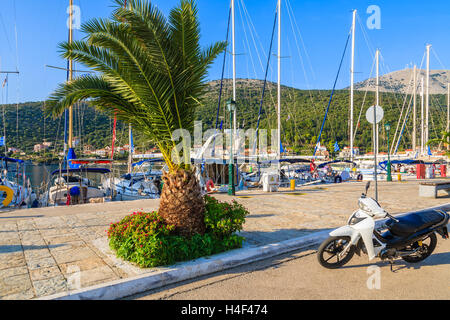 PORT D'AGIA EFIMIA, l'île de Céphalonie - Sep 19, 2014 : scooter stationné dans un port d'Agia Efimia sur la côte de l'île de Céphalonie. Les motos et les scooters sont des moyens de transport sur les îles grecques. Banque D'Images