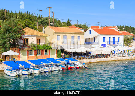 PORT DE FISKARDO, l'île de Céphalonie, Grèce - Sep 19, 2014 : les petits bateaux dans port de Fiskardo. De nombreux touristes louer des bateaux pour explorer les zones côtières de l'île de Céphalonie. Banque D'Images