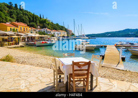 PORT KIONI, ÎLE ITHAKA - Sep 19, 2014 : table en restaurant grec à Kioni port. La Grèce est une destination de vacances très populaire en Europe. Banque D'Images