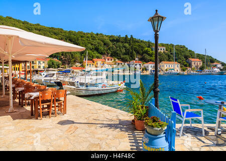 PORT KIONI, ÎLE ITHAKA - Sep 19, 2014 : typique restaurant grec à Kioni port. La Grèce est une destination de vacances très populaire en Europe. Banque D'Images