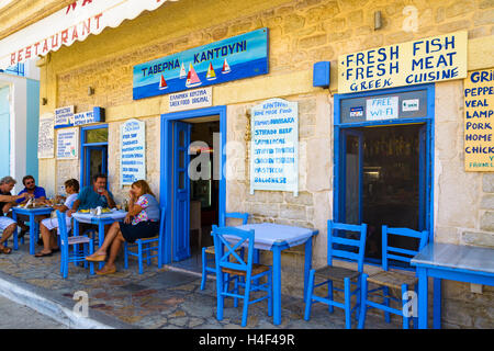 Ville de Vathy, ITHAKA ISLAND, GRÈCE - Sep 17, 2014 : des gens assis dans un restaurant grec traditionnel en ville en bord de Vathy. La Grèce est célèbre pour des repas servis dans les tavernes. Banque D'Images