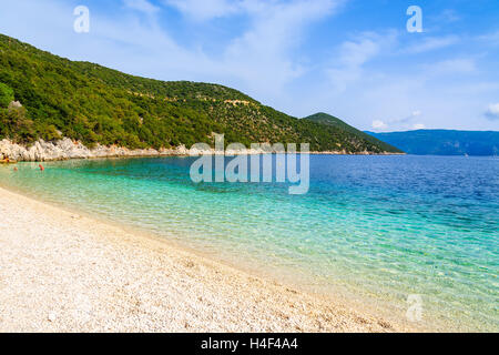 Une belle eau claire de la plage d'Antisamos sur l'île de Céphalonie, Grèce Banque D'Images