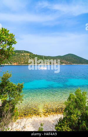 Location de bateau en superbe baie avec plage d'Antisamos sur l'île de Céphalonie, Grèce Banque D'Images