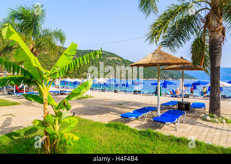 Des chaises longues avec parasols sur la célèbre plage d'Antisamos sur l'île de Céphalonie, Grèce Banque D'Images