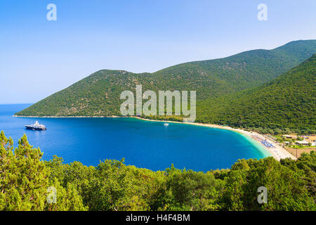 Très belle vue mer avec plage d'Antisamos Bay sur l'île de Céphalonie, Grèce Banque D'Images