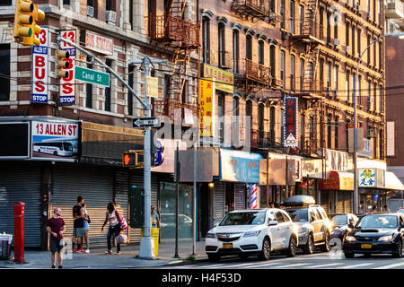 New York City,NY NYC Manhattan,Chinatown,Canal Street,Allen Street,intersection,feu de circulation,adulte,adulte,homme hommes,femme femme femme,couple,embr Banque D'Images