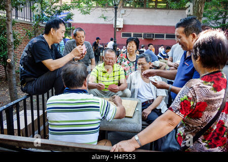 New York City, NY NYC Manhattan, Lower East Side, Sara Delano Roosevelt Park, parc de quartier, adulte asiatique, adultes, homme hommes, mature, loisir, apprécier ou Banque D'Images