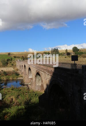 Pont routier sur la rivière North Esk Angus Scotland Octobre 2016 Banque D'Images