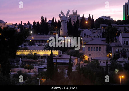 Avis de Yemin Moshe et les Michkenot Sha'ananim ou Mishkanot Shaananim quartiers juifs le premier construit en dehors des murs de la vieille ville de Jérusalem Israël Banque D'Images