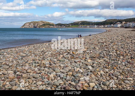 En regardant vers le Little Orme le long de la plage Banque D'Images