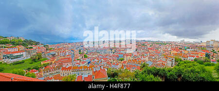 La vue sur le centre-ville de Lisbonne et à des monuments tels que château de Sao Jorge et pont 25 de Abril au tage Banque D'Images