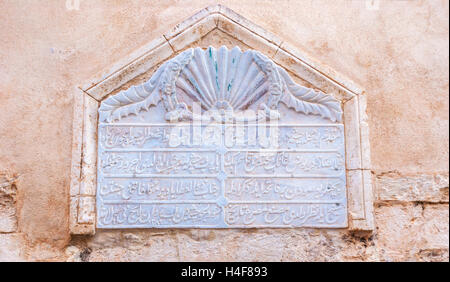 L'ancienne inscription arabe, sculpté sur le bloc de marbre, est construit dans le mur de la maison, Rethymno Crete Grèce Banque D'Images