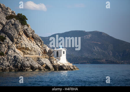 Le phare sur l'île grecque de la mer Égée. Banque D'Images