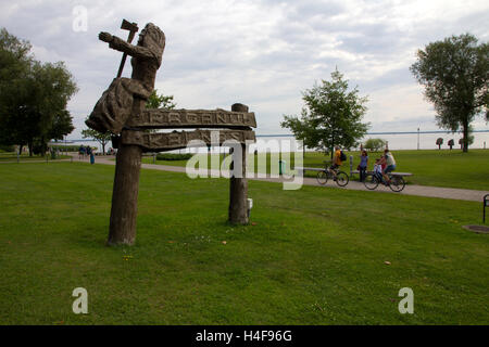 Un panneau sculpté à la main, fait allusion à la mystères et légendes populaires à découvrir sur la Colline des Sorcières, Juodkrante, la Lituanie. Banque D'Images