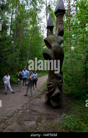 Un guide local conduit les visiteurs dans une visite de la Colline des Sorcières, site d'un assemblage de plus de 80 mâts-comme des sculptures. Banque D'Images