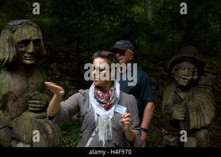 Un guide local conduit les visiteurs dans une visite de la Colline des Sorcières, site d'un assemblage de plus de 80 mâts-comme des sculptures. Banque D'Images