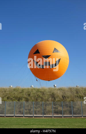 IRVINE, CA - le 14 octobre 2016 : The Orange County Great Park en montgolfière. Le ballon, décoré pour l'Halloween ride, est l'un des t Banque D'Images