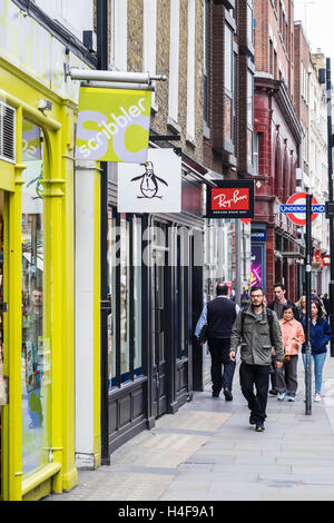 Les gens qui marchent le long de Long Acre, Covent Garden, Londres, Angleterre, Royaume-Uni Banque D'Images