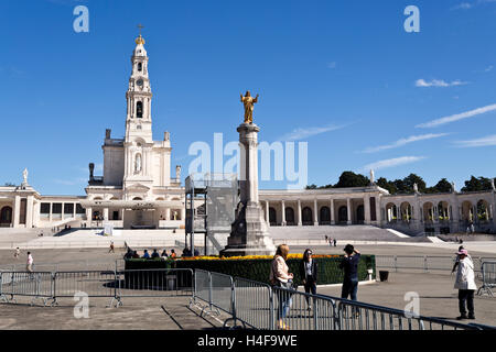 La Basilique de Notre-Dame du Rosaire de Fatima vu de la nouvelle église de la Très Sainte Trinité à Fatima, Portugal Banque D'Images