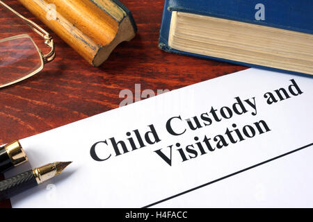 La garde et le droit de visite écrit sur un papier et d'un livre. Banque D'Images