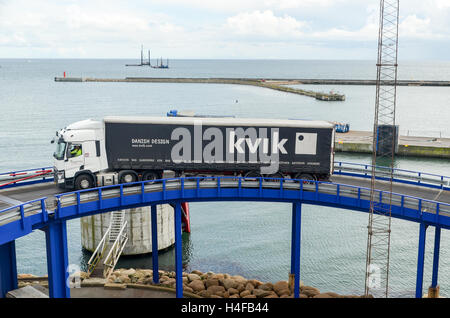 Kvik chargement camion sur un ferry à Frederikshavn, Danemark, lié à Göteborg, Suède Banque D'Images