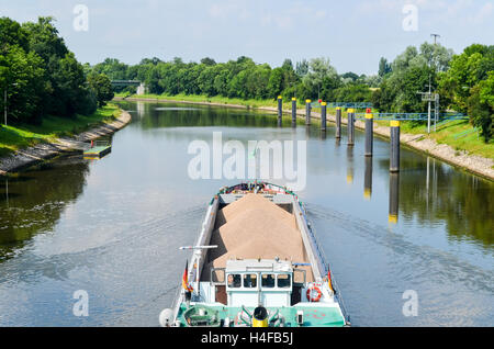 Chaland passant un verrou sur un canal de la rivière Weser en Allemagne Banque D'Images