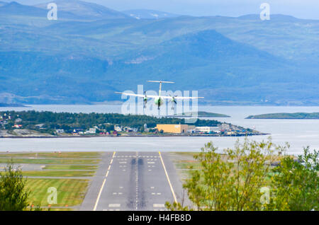 Widerøe (avion Bombardier Dash 8) l'atterrissage à Alta, Norvège Banque D'Images
