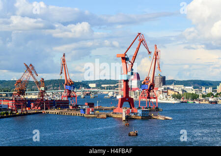 Dans la zone industrielle de grues sur le port, à l'entrée de Göteborg Göteborg / de la rivière Göta älv/, Suède Banque D'Images