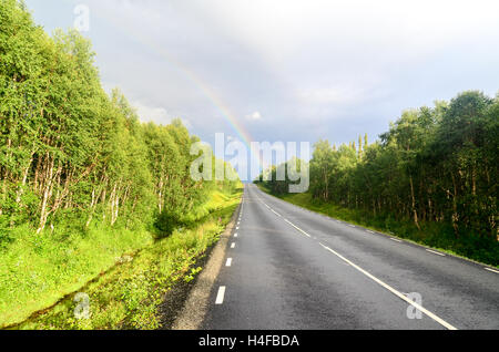 Arc-en-ciel sur la route en Suède Banque D'Images