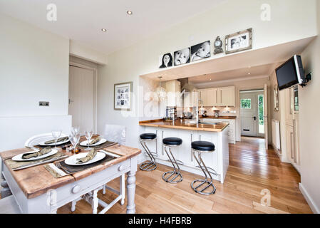 Un pays contemporain cuisine / dîner, montrant un coin repas, petit-déjeuner bar & préparation des espaces, Wiltshire, Royaume-Uni. Banque D'Images
